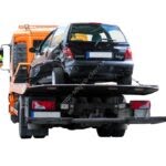 Image d'illustration représentant une dépanneuse remorquant une voiture en panne