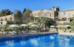 Aperçu de l'hôtel ChateauBerne et de sa piscine