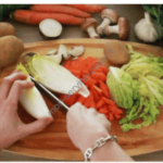 Personne coupant des légumes