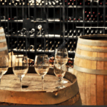 Image d'illustration représentant des tonneaux et des verres de vin