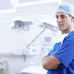 Photo illustration d'un chirurgien en bloc opératoire
